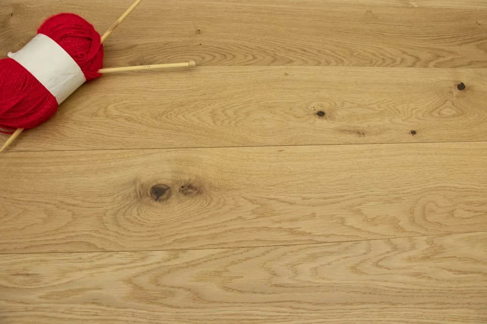 Prime Engineered Flooring Oak Light Brushed Uv Lacquered 14/3mm By 190mm By 1900mm - Image 4