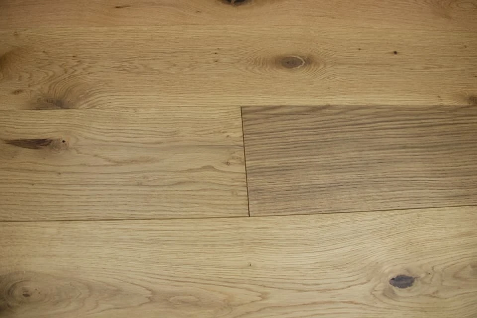 Natural Engineered Flooring Oak Brushed UV Lacquered 14/3mm By 190mm By 1900mm - Image 2
