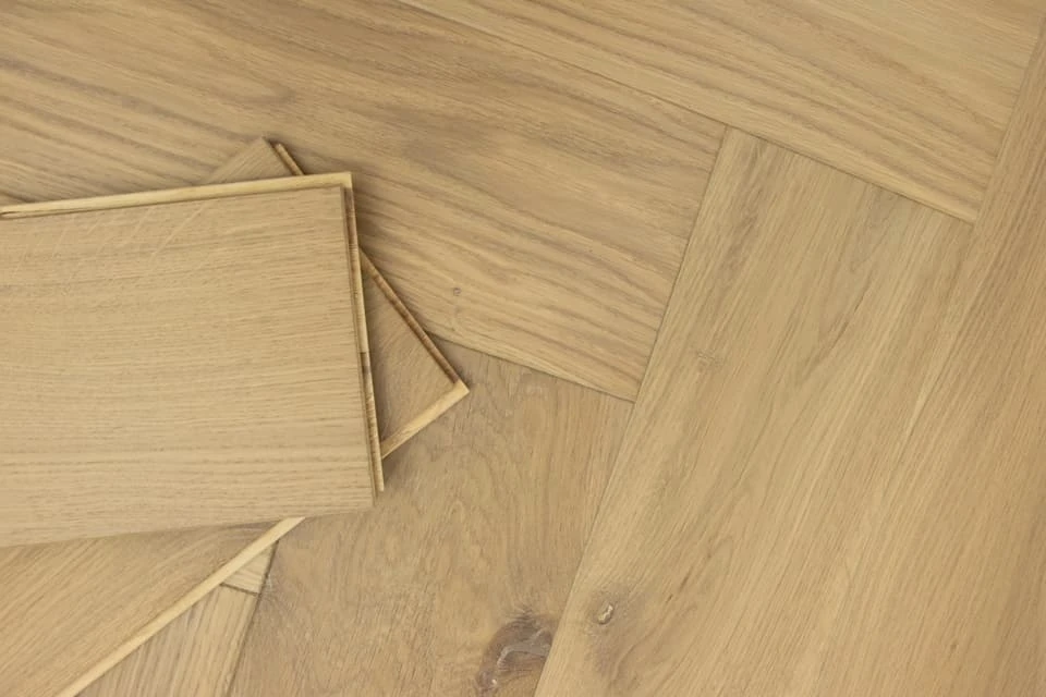 Natural Engineered Flooring Oak Bespoke Herringbone No 13 Brushed UV Oiled 16/4mm By 120mm By 580mm - 12.6m2 Bundle - Image 6