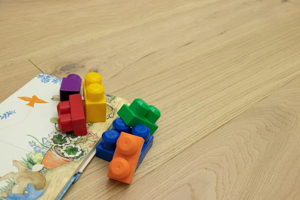 Natural Engineered Flooring Oak Non Visible Brushed UV Lacquered 20/5mm By 180mm By 1900mm - Image 4