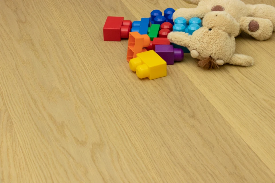 Prime Engineered Flooring Oak Click Non Visible Brushed UV Matt Lacquered 14/3mm By 195mm By 1000-2400mm - Image 2