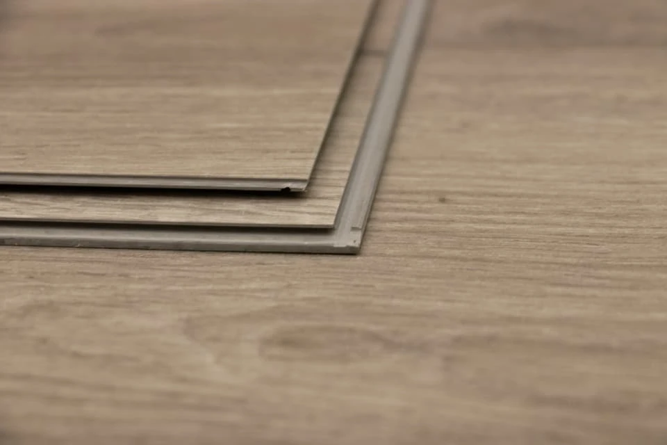 Supremo Luxury Click Vinyl Rigid Core Flooring Light Grey With Built In Underlay 5mm By 180mm By 1220mm - Image 4